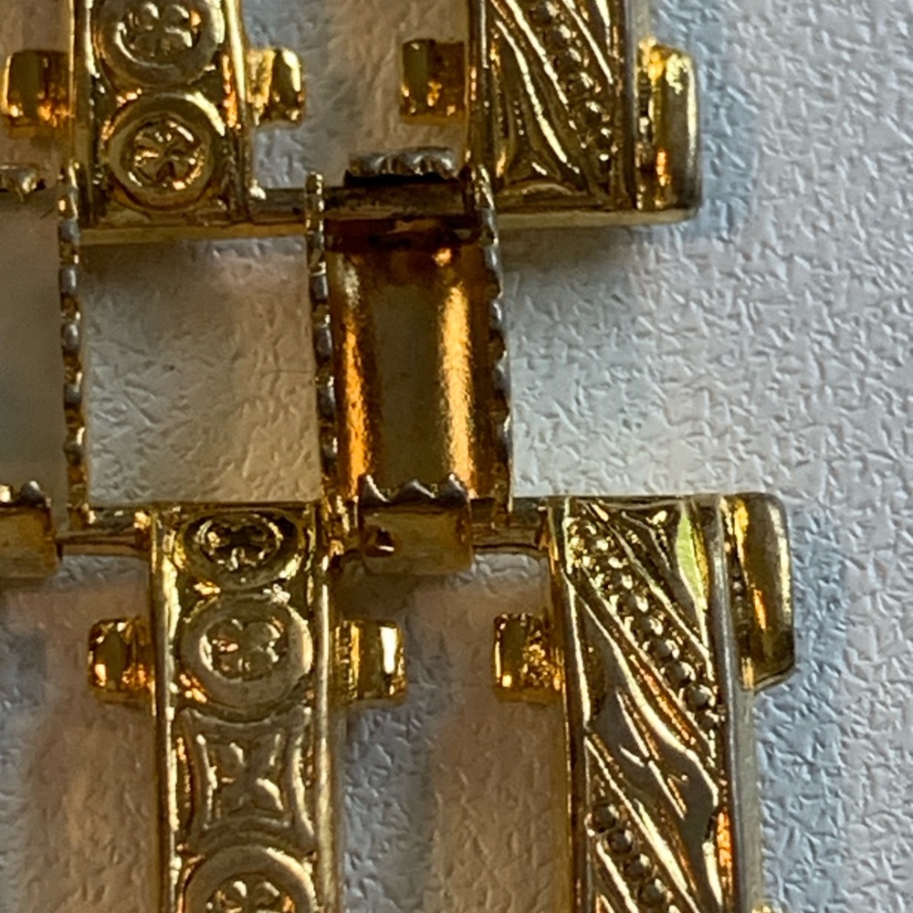 Vintage Elegant Gold and Cream Bracelet - Picture 5 of 9